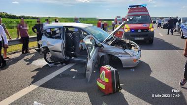 Microbuz care transporta persoane, implicat într-un accident produs pe autostradă, în judeţul Mureş - FOTO