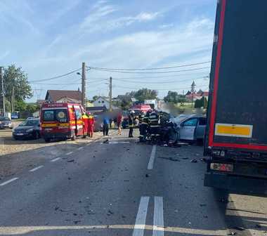 DN2, blocat sâmbătă după-amiază, în urma unui accident în care au fost implicate un autoturism şi două TIR-uri - FOTO