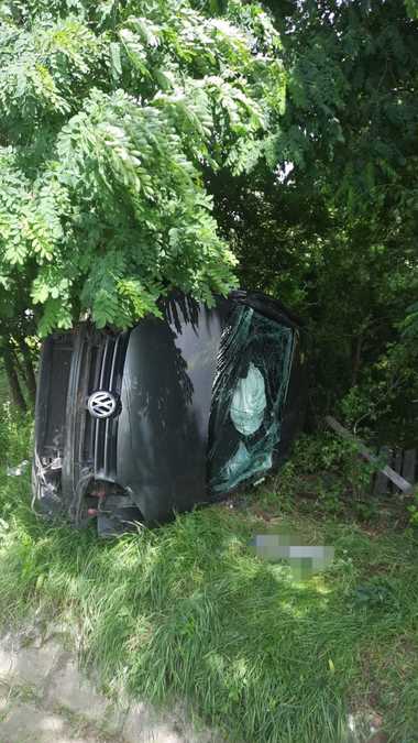Accident spectaculos în judeţul Argeş / Două persoane au ajuns la spital după ce autoturismul cu care circulau s-a răsturnat