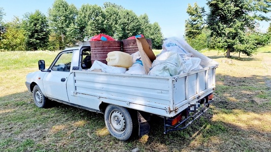 Dâmboviţa: 30.000 de lei, amendă pentru un bărbat prins aruncând pe un câmp deşeuri din plastic şi carton provenite de la substanţe chimice folosite în agricultură

