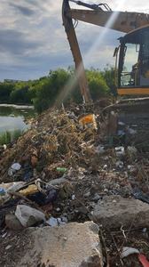 Administraţia ”Apele Române” - Peste 300 de tone de deşeuri scoase din Lacul Fundeni în 5 zile - FOTO