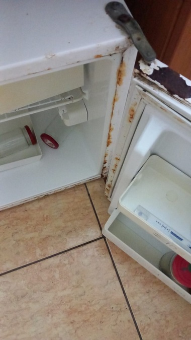 ANPC a anunţat că bucătăria vilei din Costineşti, de unde 21 de turişti au ajuns la spital cu tulburări digestive, va fi închisă/ Printre nereguli: mezeluri şi carne fără elemente de identificare, mizerie, produse ţinute la temperaturi de peste 20 de grade