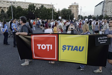 Zeci de persoane cer demisia Gabrielei Firea, la protestul organizat în Piaţa Victoriei - FOTO, VIDEO