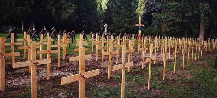 Cimitirul militar din Valea Uzului - Administraţia locală din Sânmartin a depus plângere penală după ce reprezentanţi ai organizaţiei Calea Neamului au amplasat 150 de cruci de lemn
