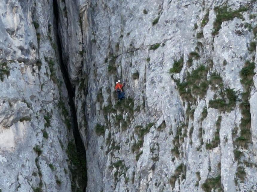 Braşov: Intervenţie a salvamontiştilor pentru recuperarea a doi alpinişti blocaţi pe un perete din Masivul Postăvaru - FOTO