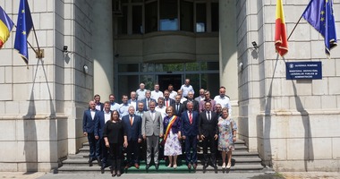 Ministrul Dezvoltării, Adrian Veştea: Aproape 435 de milioane de lei vor finanţa 42 de investiţii din 27 de judeţe