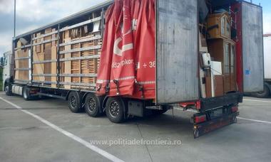 Numărul transporturilor de deşeuri către România s-a triplat, anul acesta faţă de perioada similară a anului trecut. Peste 2200 de tone au fost oprite de la intrarea în ţară
