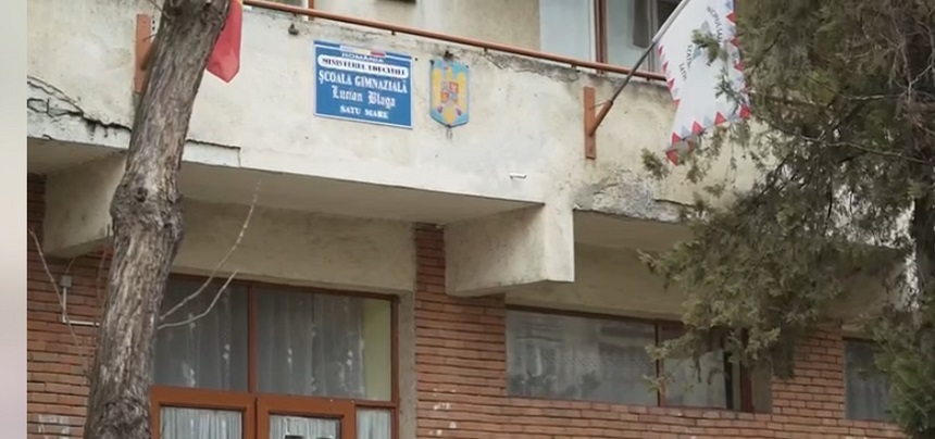 Şcoală amenajată într-un bloc de locuinţe, la Satu Mare. Un deputat povesteşte că elevii coboară de la etajul patru la parter pentru a merge la baie şi traversează o stradă pentru a ajunge la locul unde fac orele de sport - FOTO
