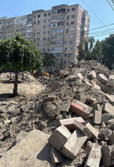 Firmă care face lucrări de infrastructură în municipiul Constanţa, amendată de Garda de Mediu cu 40.000 de lei pentru că depozitează deşeurile de moloz pe stradă şi printre arbori/ Societatea mai primise în ultimul an amenzi de 80.000 lei - FOTO