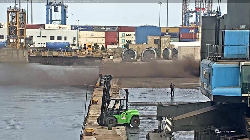 Garda de Mediu Constanţa a amendat un operator portuar cu 20.000 de lei pentru că nu a luat măsuri ca pulberile de cărbune rămase după încarcarea unei nave să nu ajungă în mare - FOTO
