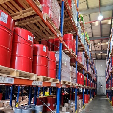 Firmă din Bucureşti care importa şi comercializa substanţe chimice fără a deţine autorizaţiile de mediu necesare, amendată / Comisarii Gărzii de Mediu au găsit detergenti de uz casnic şi 750.000 litri de uleiuri şi lubrifianţi de motor