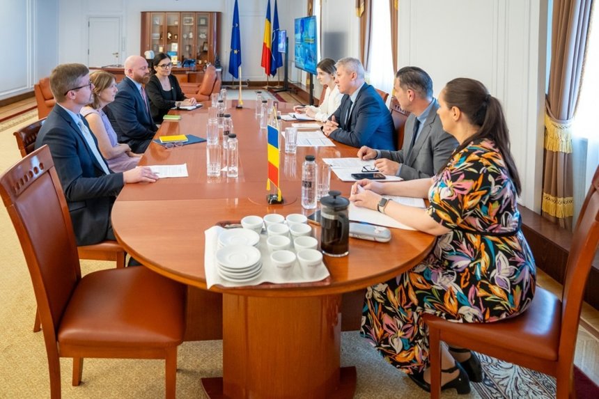 Ministrul de Interne a discutat cu ambasadoare SUA la Bucureşti despre consolidarea parteneriatului strategic, includerea României în Programul Visa Waiver şi combaterea traficului de persoane