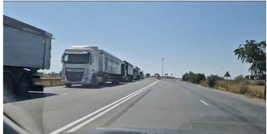 UPDATE - Zeci de TIR-uri aşteaptă să intre în Portul Constanţa, iar unele staţionează şi pe banda de urgenţă a Autostrăzii A4/ Administraţia Porturilor Maritime: Portul e închis din cauza vântului - FOTO
