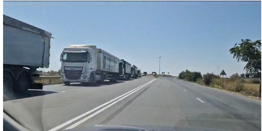 UPDATE - Zeci de TIR-uri aşteaptă să intre în Portul Constanţa, iar unele staţionează şi pe banda de urgenţă a Autostrăzii A4/ Administraţia Porturilor Maritime: Portul e închis din cauza vântului - FOTO
