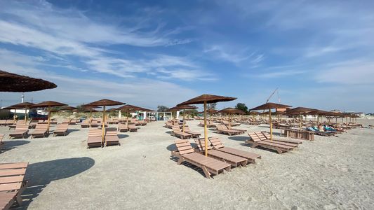Administraţia Naţională “Apele Române” anunţă că încă 11 subsectoare de plajă din Mamaia şi Vama Veche au fost închiriate/ Nivelul total al chiriei este mai mare cu peste 32% faţă de valoarea de pornire 