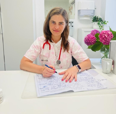 Mărturiile medicului Andrada Mirea, de gardă în seara incendiului de la Centrul Robănescu: Când am apăsat butonul de alarmă, am ştiut că trebuie să acţionez, cu calm, ca să ne liniştim pe noi şi pe copii. Le-am spus: ”De data asta nu e un exerciţiu”

