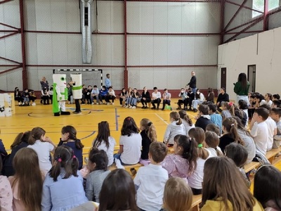 Trei şcoli din Sălaj, Hunedoara şi Bucureşti, campioane ale reciclării de deşeuri de echipamente electrice şi electronice. La campanie au participat 10.000 de elevi de la 270 de şcoli / 20 de tone de aparate electrice vechi, reciclate - FOTO


