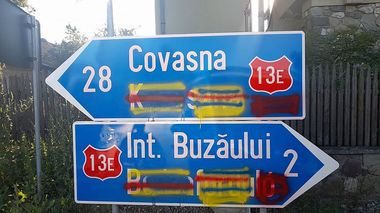 Indicatoare rutiere bilingve, vandalizate la Întorsura Buzăului / Prefectura a stabilit că nu au fost montate în condiţiile legii / Doar 0,34% din populaţie este de etnie maghiară - FOTO