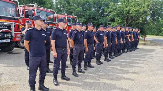 Patruzeci de pompieri şi mai multe autospeciale au plecat în Franţa pentru a acţiona în cazul producerii unor incendii de pădure - FOTO
