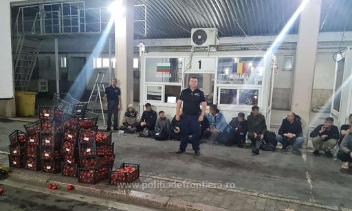 Giurgiu: Poliţiştii de frontieră au depistat 31 cetăţeni sirieni ascunşi într-un autocamion care transporta roşii pe ruta Turcia-România - VIDEO