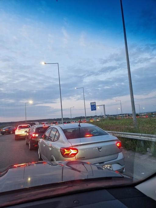 Coloane de maşini s-au format, duminică, pe DN1, între staţiunile Predeal şi Buşteni / Aglomeraţie şi pe DN39, între Agigea şi Eforie Sud / Trafic intens şi pe A2, în sensul spre Bucureşti