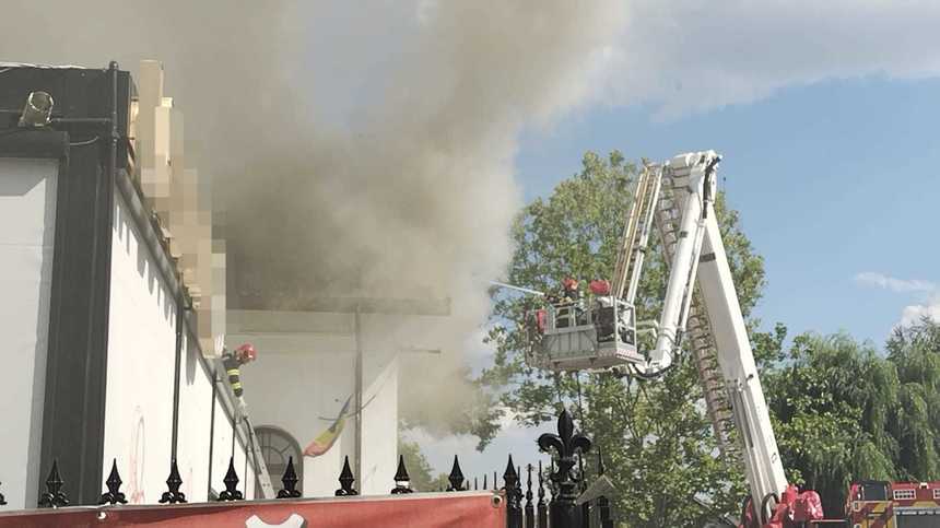 Argeş: Zeci de persoane evacuate în urma unui incendiu la un restaurant - VIDEO