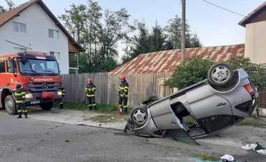 Accident spectaculos în judeţul Vâlcea / O maşină s-a răsturnat şi a rupt o ţeavă de alimentare cu gaze