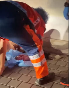 UPDATE - Imagini cu o femeie care naşte pe trotuar, publicate pe internet / Femeia nu ar fi fost primită în Spitalul Urziceni din lipsă de locuri / Inspecţia Sanitară face verificări / Precizările Ministerului Sănătăţii – VIDEO