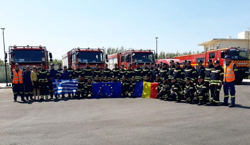 O parte dintre pompierii români care intervin pentru stingerea incendiilor din Grecia şi-au încheiat misiunea / Ei predau ştafeta colegilor din Franţa / Aproape o sută de pompieri români luptă în continuare cu flăcările în Rodos