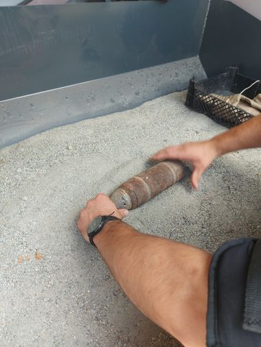 Proiectil exploziv de calibrul 76 de milimetri, ridicat de pirotehnicienii ISU Sibiu din curtea Spitalului de Psihiatrie din municipiu