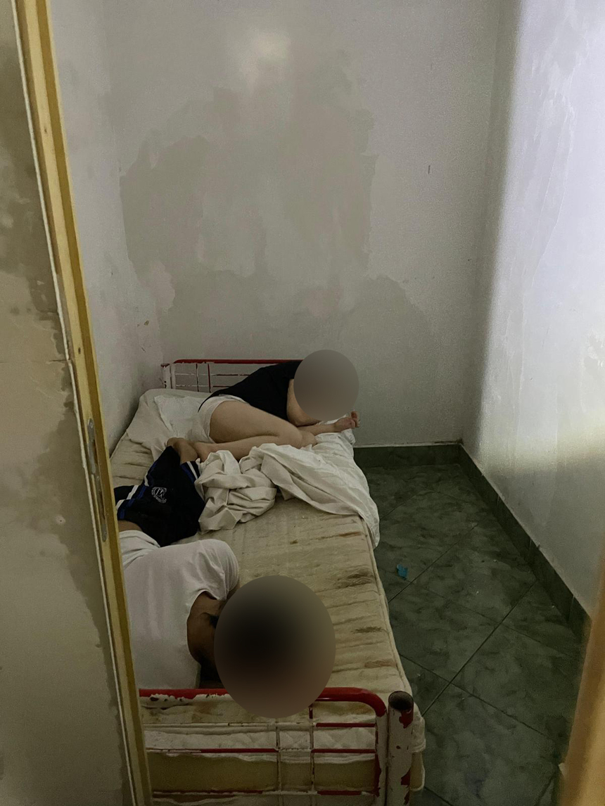 Patru poliţişti din Mureş, cercetaţi disciplinar în dosarul care vizează azilul unde baneficiarii erau ţinuţi în condiţii improprii