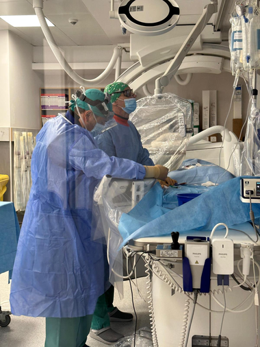 Bebeluş de 10 zile, diagnosticat cu o malformaţie la nivelul creierului cu impact major şi asupra inimii, salvat printr-o embolizare cerebrală la Spitalul Clinic Judeţean de Urgenţă Târgu Mureş
