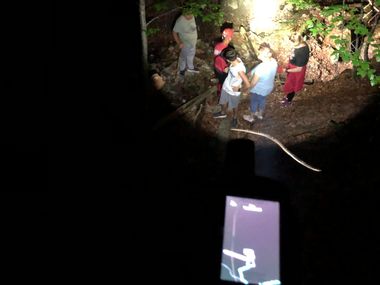 Neamţ: Turiştii rătăciţi pe munte, găsiţi de salvamontişti în albia unui torent secat