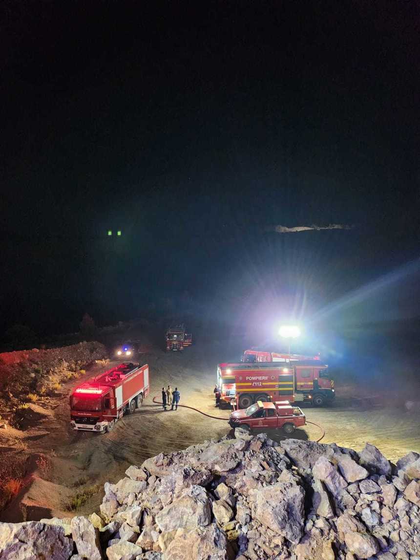 IGSU: Pompierii români şi cei greci lucrează în continuare la lichidarea incendiului izbucnit în regiunea Attica/ Având în vedere dispozitivul de intervenţie cu lungimea de 1 km de linie de furtun realizat de modulul României, s-a acţionat toată noaptea