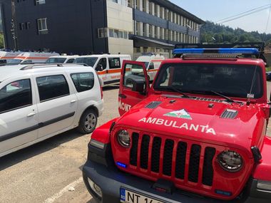 Neamţ: O familie cu doi copii, recuperată de salvamontişti din munte / Copiii erau epuizaţi, iar tatăl avea nevoie de îngrijiri medicale