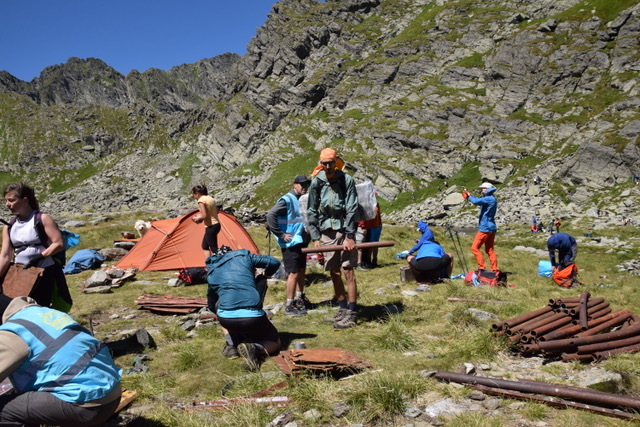 Mai mult de 100 de voluntari au adunat 2,5 tone de deşeuri metalice din Munţi Făgăraş - FOTO