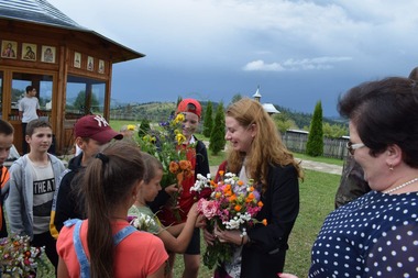 Ligia Deca, după ce a vizitat Tabăra „Mai aproape de Cer”, de la Schitul Salaş al Mănăstirii Putna: Am înţeles cum e organizată o tabără de vară în vârful muntelui şi care sunt eforturile pentru ca fiecare copil din zonă să simtă farmecul vacanţei mari