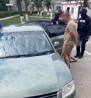 Un bărbat dintr-o comună băcăuană, dat în urmărire internaţională pentru lipsire de libertate, tentativă de omor şi viol, prins de poliţiştii din Oneşti
