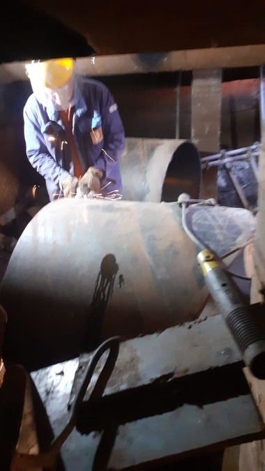 Termoenergetica: Lucrările de reabilitare în regim de urgenţă a unuia dintre cele mai importante "noduri" în funcţionarea sistemului de termoficare, cu o vechime de 55 de ani continuă, luni, prin montarea conductei şi a celor două vane