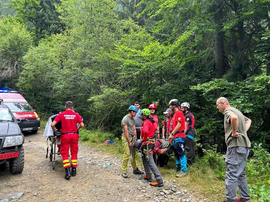 Salvamontiştii sibieni au intervenit pentru preluarea unui bărbat care a căzut cu ATV-ul într-o râpă pe Valea Lotrioarei / Victima are mai multe leziuni, printre care şi un picior fracturat