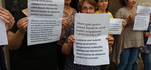UPDATE - Protest al angajaţilor din Agenţiile Judeţene de Plăţi şi Inspecţie Socială şi din Casele Judeţene de Pensii din mai multe judeţe, faţă de prevederile ordonanţei care vizează reducerea cheltuielilor din sectorul bugetar - VIDEO