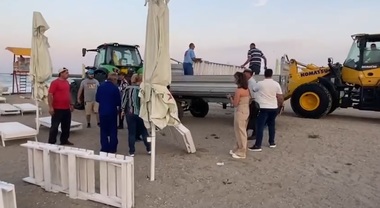 Echipele de la Apele Române au eliberat un sector de plajă din Constanţa pe care un operator economic instalase umbrele şi şezlonguri, deşi nu are contract de închiriere şi nici autorizaţie de funcţionare - VIDEO