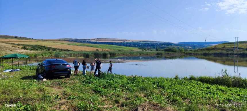 Cluj: Trei persoane, între care un copil, s-au răsturnat cu o ambarcaţiune pe un lac / Cu toţii au reuşit să se salveze