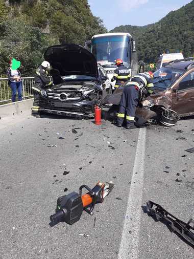 Accident cu trei răniţi pe DN 7, în judeţul Vâlcea, unde două autoturisme s-au ciocnit frontal