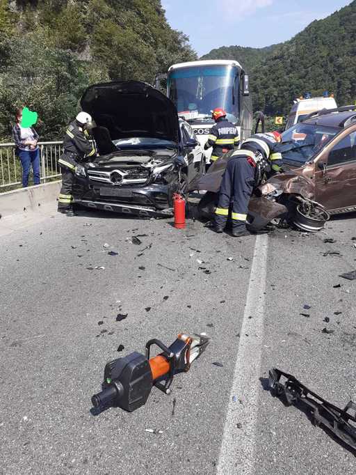 Accident cu trei răniţi pe DN 7, în judeţul Vâlcea, unde două autoturisme s-au ciocnit frontal