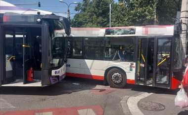 UPDATE - Coliziune între două autobuze, în municipiul Piteşti / Niciun pasager nu a fost rănit / Şoferii au primit îngrijiri medicale / Dosar penal pentru vătămare corporală din culpă