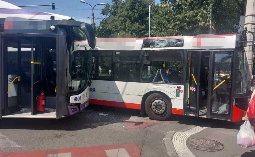 UPDATE - Coliziune între două autobuze, în municipiul Piteşti / Niciun pasager nu a fost rănit / Şoferii au primit îngrijiri medicale / Dosar penal pentru vătămare corporală din culpă