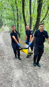 Cluj: Intervenţie a ISU şi Salvamont pentru preluarea unui bătrân căruia i s-a făcut rău în timp ce se afla în drumeţie, în pădurea Făget