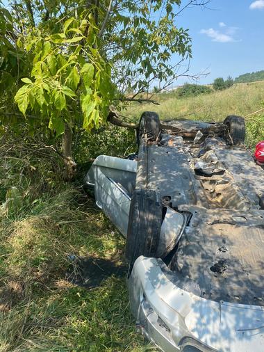 Trei răniţi, între care un copil mic, după ce o maşină condusă de un cetăţean străin s-a răsturnat pe DN 1, în judeţul Cluj