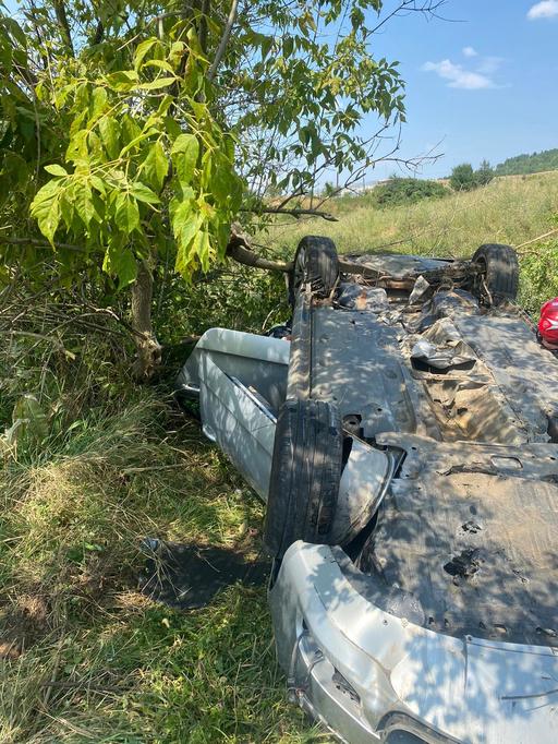 Trei răniţi, între care un copil mic, după ce o maşină condusă de un cetăţean străin s-a răsturnat pe DN 1, în judeţul Cluj